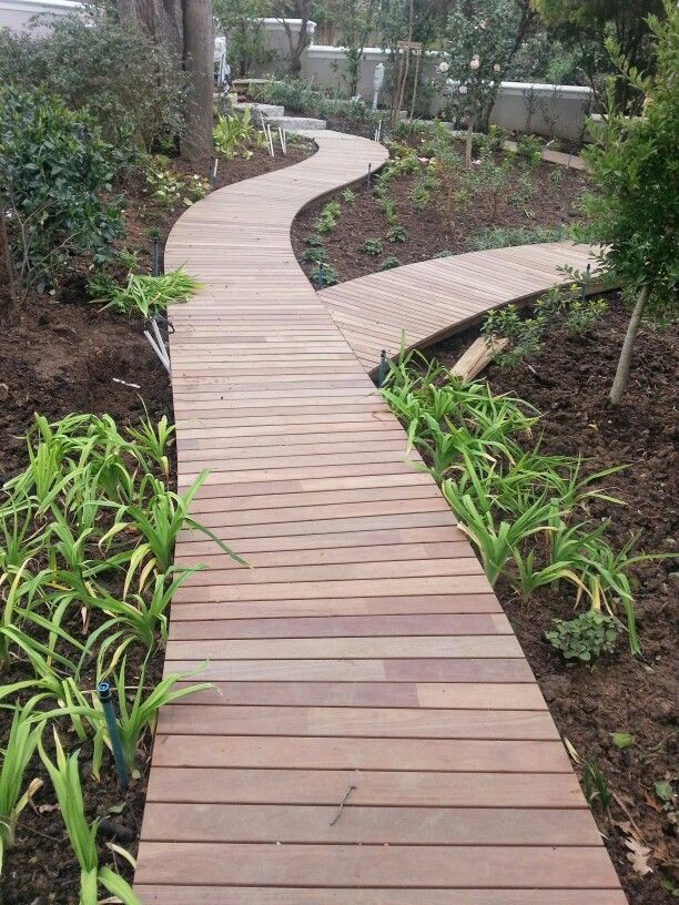 Curved Pallet Wood Walkway
