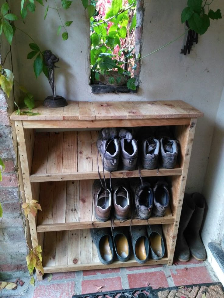 Pallet Shoe Rack with Chalkboard Labels