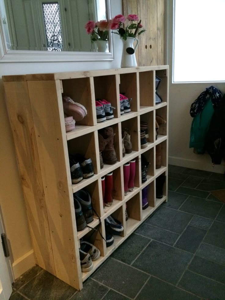 Vertical Pallet Shoe Rack with Cubbies
