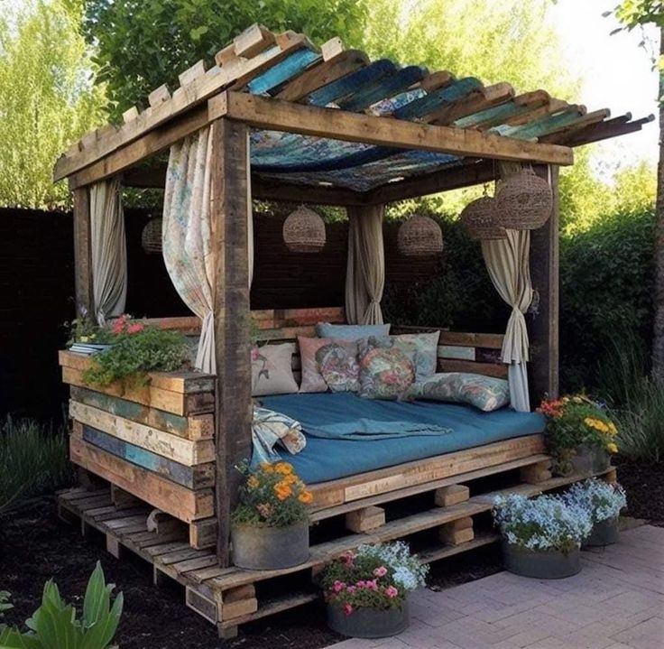 DIY Pallet Daybed